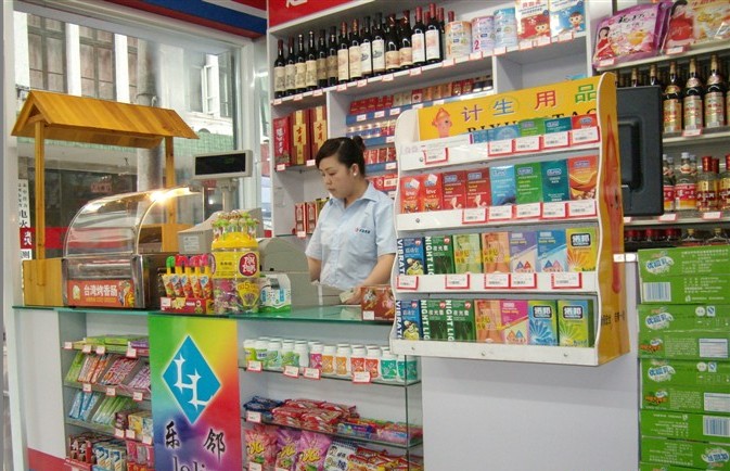近日关于家乐福入华20年首推便利店的新闻引起了广泛讨论,这家以橙色为主色调的便利店平台easy便利店,单从名字上便能看出家乐福的开店初衷。让零售变得easy,让实体空间变得小而贴近消费者。也许它还承载着家乐福的零售O2O的大梦想,使它可以成为家乐福网上商城的自取或配送渠道。